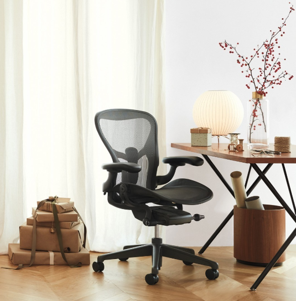 9 Instagram Aeron with Desk & Presents